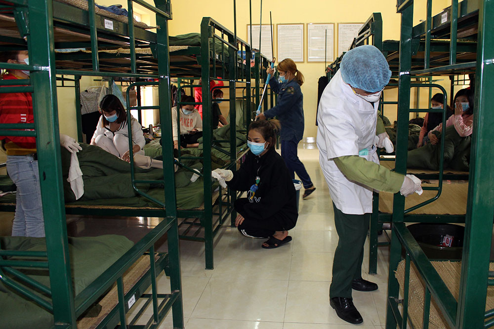 Bác sĩ quân y Trung đoàn 750, Bộ CHQS tỉnh Bắc Kạn cùng người dân lau dọn vệ sinh khu cách ly.